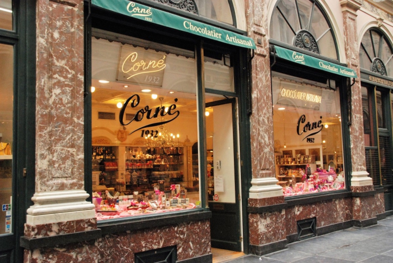 vitrine-VILLARS SUR VAR-min_chocolate_chocolaterie_shop_luxury_chic_gallery_brussels_belgium-558146