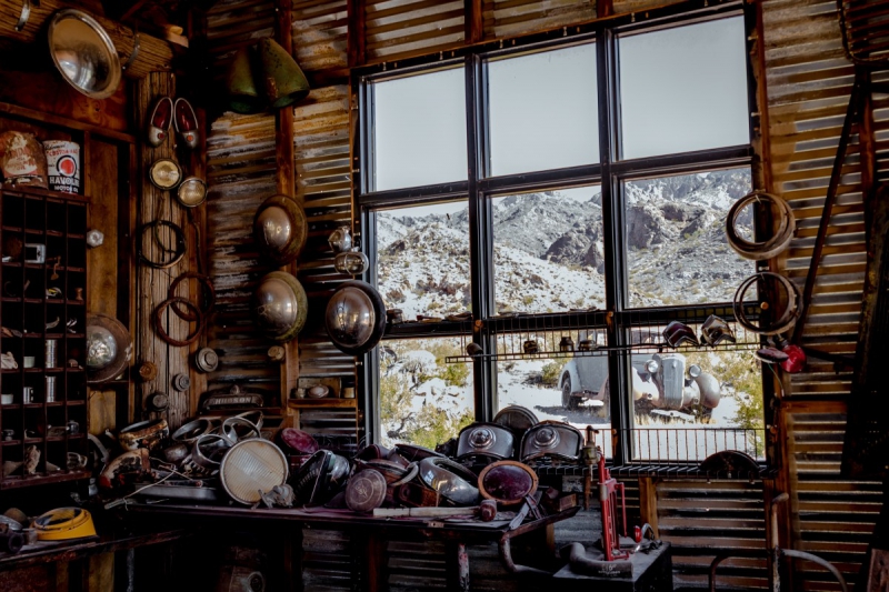 vitrine-VILLARS SUR VAR-min_shop_window_part_junk_abandoned-138873