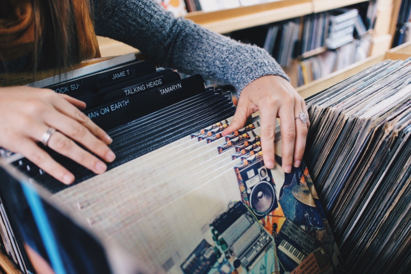 vitrine-VILLARS SUR VAR-min_vinyl_records_store_shopping_retro_music_audio_album_rock-684576